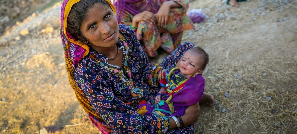 COP31: A family shelters by a roadside in Jacobabad district, Pakistan, after floods hit their home