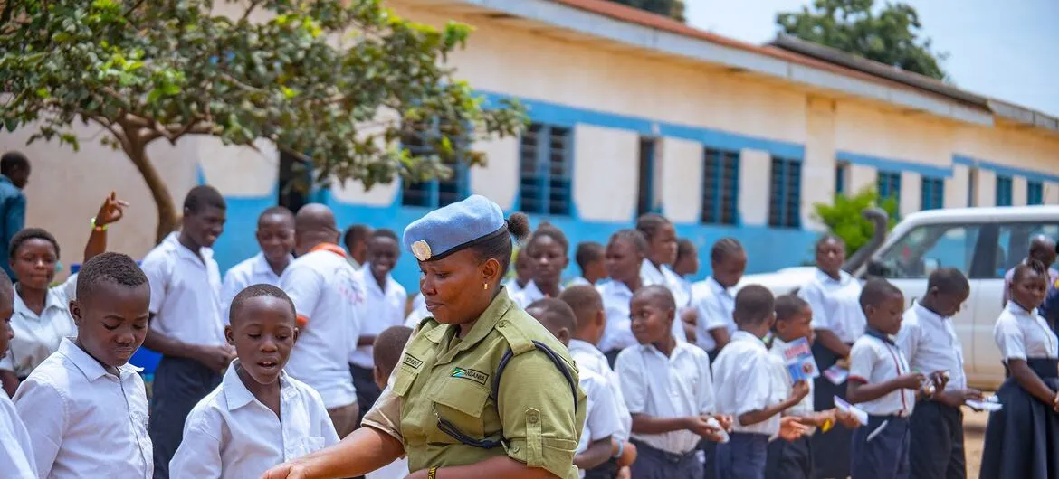 Ebola in DR Congo: A UN peacekeeper in Bunia, eastern DR Congo, gives schoolchildren information about the threat of Ebola