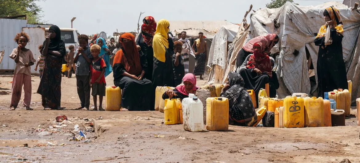 Taiz City: Displaced people receive aid at a camp in Lahj, southern Yemen